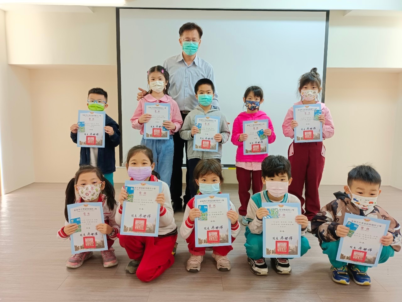 LINE_ALBUM_12月份閱讀心得單頒獎_220106_0.jpg