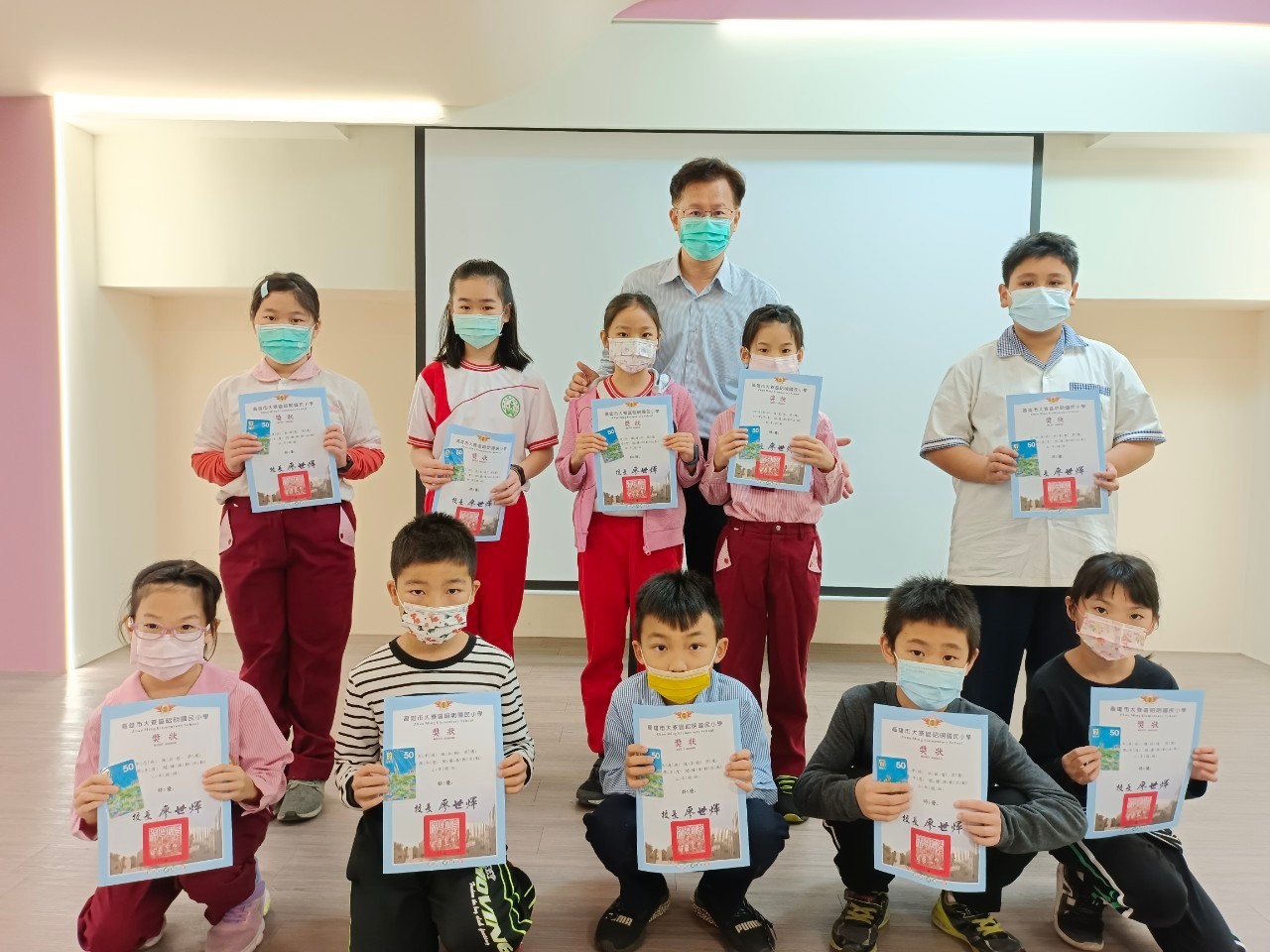 LINE_ALBUM_12月份閱讀心得單頒獎_220106_1.jpg