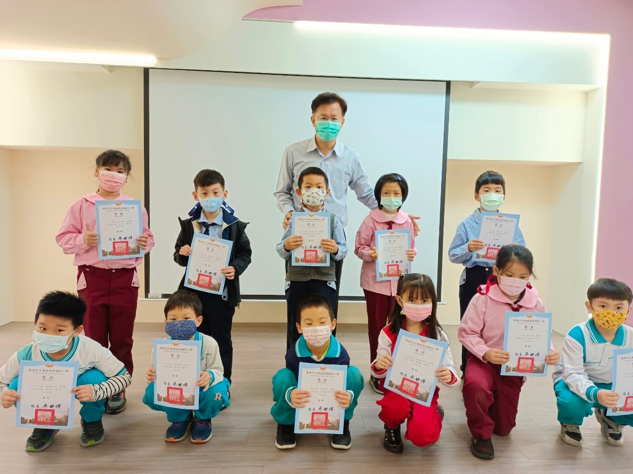 LINE_ALBUM_12月份閱讀心得單頒獎_220106_6.jpg