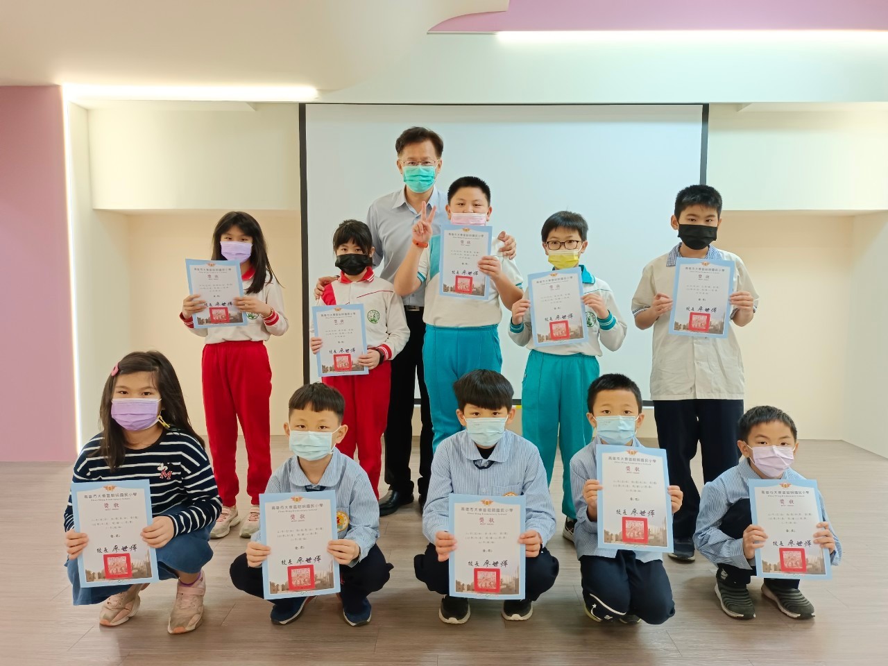 LINE_ALBUM_12月份閱讀心得單頒獎_220106_8.jpg